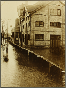 209 De overstroming van de IJssel, op het terrein van de gasfabriek. Op de achtergrond het magazijngebouw en het ...