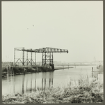 256 Gashaven met mantrolleybaan, op de achtergrond Wilhelminabrug en Lebuinustoren., 01-01-1972 - 01-01-1974