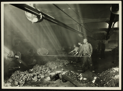 293 Oude gasfabriek aan de Raamstraat. Cokes lossen uit horizontale retorten ovens., 01-01-1895 - 01-01-1911