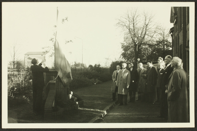 318 Burgemeester Bolkestein hijst de vlag. Geschenk 100 jaar Gasfabriek., 01-11-1958