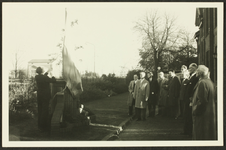 318 Burgemeester Bolkestein hijst de vlag. Geschenk 100 jaar Gasfabriek., 01-11-1958