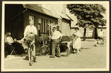 337 Oriënteringstocht per fiets ter ere van 100 jaar Gasfabriek. Uiterst links: controleur C. Joosten. 2e van links: ...