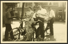 348 Oriënteringstocht per fiets ter ere van 100 jaar Gasfabriek. Links controleur Roel Overmeen. P.V. van de G.W.E., ...