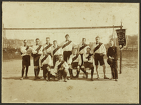 377 Voetbalelftal U.D. (Utile Dulci). Jan Niermeijer, staand, 2e van rechts., 01-01-1891 - 1919_12-31