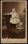 1820 -1 Portret van een meisje met houten paard, staand op een stoel., 01-01-1868 - 01-01-1891