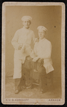 1820 -22 Portret van twee jongens, in wit kostuum met drinkbekers?, 01-01-1887 - 01-01-1900