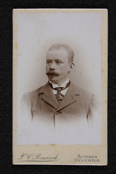 1821 -2 Portret van een man met snor (Vader Weeshuis?)., 01-01-1891 - 01-01-1919