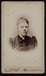 1821 -3 Portret van een vrouw., 01-01-1887 - 01-01-1920