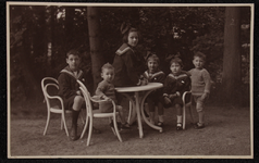 3666 -20 Groepsportret van de kinderen van Piet en Iva Birnie: David, Jan, Ella, Hilde, Milly en George Birnie., ...