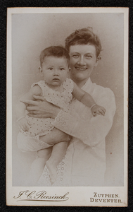 3666 -24 Portret van Da (Hillegonda) Birnie - Van Delden met haar dochter Sjuwke (geboren 02-12-1894)., 01-01-1895 - ...