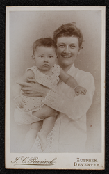 3666 -24 Portret van Da (Hillegonda) Birnie - Van Delden met haar dochter Sjuwke (geboren 02-12-1894)., 01-01-1895 - ...