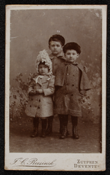 3666 -25 Portret van drie kinderen: Piet (20-07-1888), George (26-12-1886) en Non (Johanna, 14-08-1890) Birnie., ...