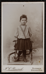 3666 -27 Portret van Non (Johanna Margaretha) Birnie, geboren 14-08-1890 te Djember, staand op een stoel., 01-01-1893 - ...