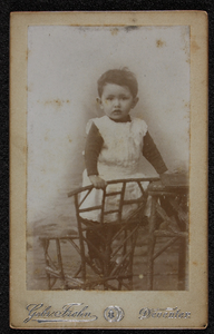 3666 -28 Portret van Non (Johanna Margaretha) Birnie, geboren 14-08-1890 te Djember, staand op een stoel., 01-01-1891 - ...