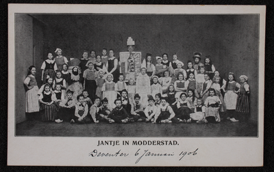 3666 -32 Jantje in Modderstad. Deventer 6 januari 1906. Prentbriefkaart met afbeelding van toneeluitvoering., ...