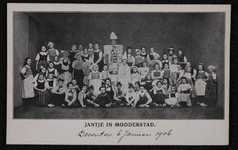 3666 -32 Jantje in Modderstad. Deventer 6 januari 1906. Prentbriefkaart met afbeelding van toneeluitvoering., ...