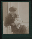 3666 -45 Portret van Iva Birnie - Etty (24-08-1891), echtgenote van Pieter Albert Birnie, met haar zoon David Birnie ...