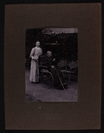 3666 -49 Grootje Rabina Birnie in haar rolstoel met de huishoudster Dina Voorhorst in de tuin van het familiehuis aan ...