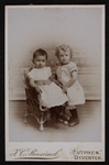 3666 -51 Portret van Non (Johanna Margaretha) Birnie (geboren 14-08-1890) en haar nichtje Sjuwke Stoffel (geboren ...