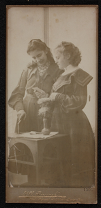 3666 -54 Portret van Non (Johanna Margaretha) Birnie (geboren 14-08-1890) en haar nichtje Sjuwke Stoffel. De moeder van ...