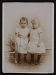 3666 -55 Portret van Non (Johanna Margaretha) Birnie (geboren 14-08-1890) en haar nichtje Sjuwke Stoffel (geboren ...