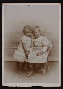 3666 -56 Portret van Sjuwke Stoffel (geboren 22-11-1889) en een zus? De moeder van Sjuwke Stoffel is Hendrika van ...