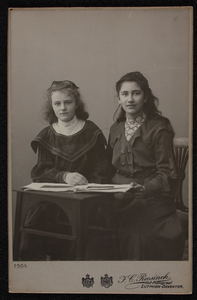 3666 -59 Portret van Non (Johanna Margaretha) Birnie (geboren 14-08-1890) en haar nichtje Sjuwke Stoffel. De moeder van ...