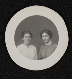 3666 -6 Portret van de zussen Non (Johanna Margaretha Birnie, geboren 14-08-1890) en Sjuwke Birnie (geboren 02-12-1894) ...