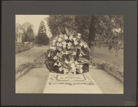 5016 Het familiegraf van G. Birnie. Op het graf kransen met linten met de opschriften George Birnie 1859-1909 en Het ...