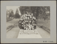 5027 Het familiegraf van G. Birnie. Op het graf kransen met linten met de opschriften George Birnie 1859-1909 en Het ...