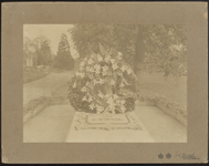 5028 Het familiegraf van G. Birnie. Op het graf kransen met linten met de opschriften George Birnie 1859-1909 en Het ...
