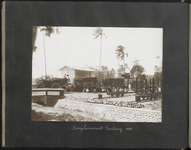 5087 -0013 Met riet beladen ossenwagens bij het spooremplacement Sentong op het grondgebied van de suikeronderneming ...