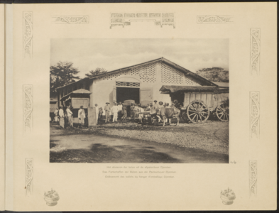 5100 -0046 Het afvoeren van balen tabak uit een afpakschuur van de Landbouw Maatschappij Oud-Djember, 1894 - 1909