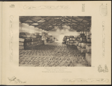 5100 -0047 Opslag van balen tabak van de Landbouw Maatschappij Oud-Djember in een pakhuis te Panaroekan, 1894 - 1909