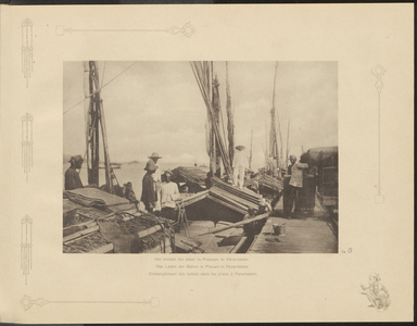 5100 -0048 Het laden van balen tabak van de Landbouw Maatschappij Oud-Djember in prauwen op de rede te Panaroekan, 1894 ...