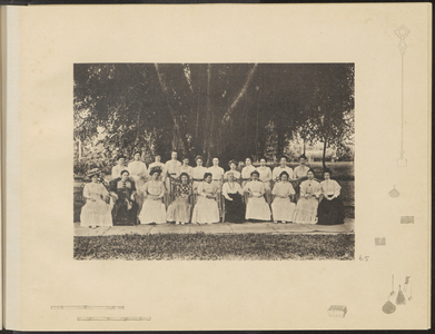 5100 -0065 Het vrouwelijk deel van het Europese personeel onder de waringinboom, 1907 - 1909
