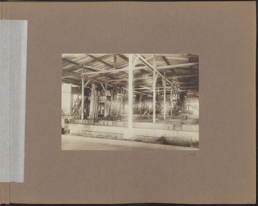 5102 -0005 Interieur van het bedrijfsgebouw voor de koffieverwerking van de onderneming Kendeng Lemboe, 1915-01-01 - ...