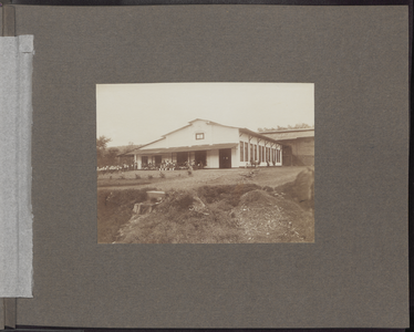 5105 -0009 Bajoe Kidoel. Exterieur van de rubberfabriek van Bedjong, 1915-01-01 - 1915-12-31