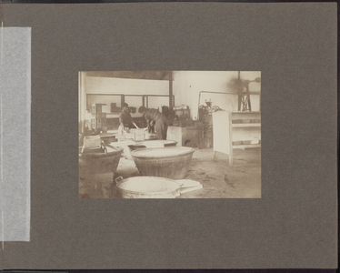 5105 -0010 Bajoe Kidoel. Interieur van de rubberfabriek van Bedjong, 1915-01-01 - 1915-12-31