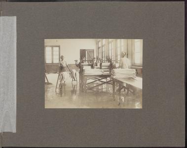 5105 -0012 Bajoe Kidoel. Interieur van de rubberfabriek van Bedjong, 1915-01-01 - 1915-12-31