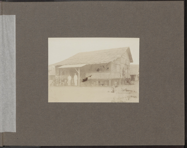 5105 -0021 Anim Sand. Het tijdelijke huis van de administrateur, waar hij gedurende de eerste jaren woonde. Anno 1915 ...