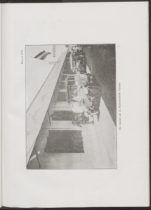 5106 -0008 Een rij auto's staat te wachten voor de machinefabriek Kalimas, waaraan de GG een bezoek brengt, 1917-07-03 ...