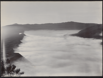 5109 -0002 Gezicht op het Tengger-gebergte; linkse deel van panorama-opname van drie, 1900 - 1910