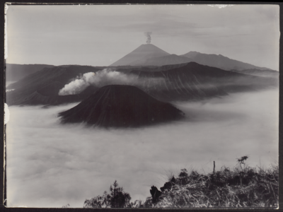 5109 -0003 Gezicht op de Zandzee met de berg Batok; in de verte de rokende vulkaan Semaru; middelste deel van ...