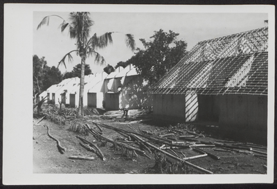 5114 -0004 Het begin van het herstel van de beschadigde koffiefabriek op de onderneming Dampar/Renes, 1947-10-01 - 1948-05-31