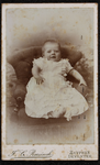355 Carte-de-visite van meisje in stoeltje, Augustina Gerharda Besier, circa half jaar oud (1896-1985)., 1896-10-01