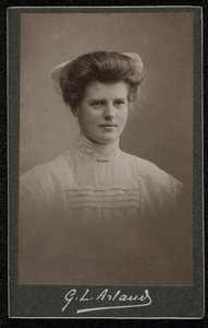358 Carte-de-visite van Christina Margaretha Besier (1891-1955). Op de achterzijde staat moeder Besier ., 1909-01-01