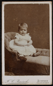 363 Carte-de-visite van zusje Besier (welke?) 1 jaar oud, 1892-01-01