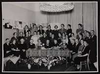 369 Groepsportret van bestuur en personeelsleden van de Vrouwenarbeidschool te Deventer. Met mevrouw Van Marle ...