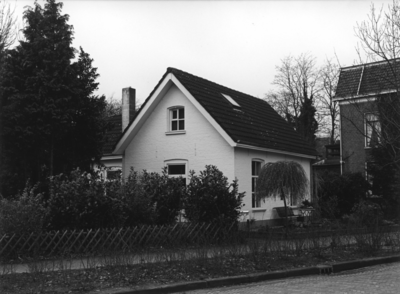 10162 Brugwachtershuisje. Gebouwd in 1887 voor Overijsselsche Kanalisatie Maatschappij. Op huisnummerkaart 1961 nr. ...